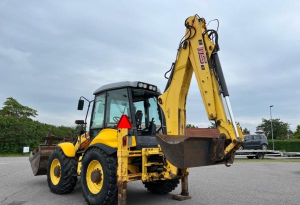 2011 Rovokopač-utovarivač New Holland B115B