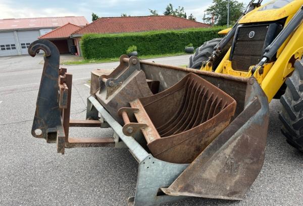 2011 Rovokopač-utovarivač New Holland B115B